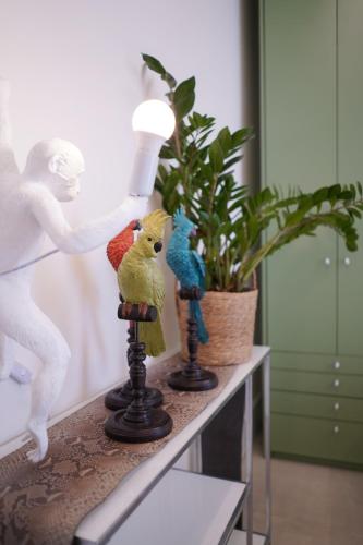 a table with two figurines of birds on it at La Resilienza Relais in Grumo Nevano