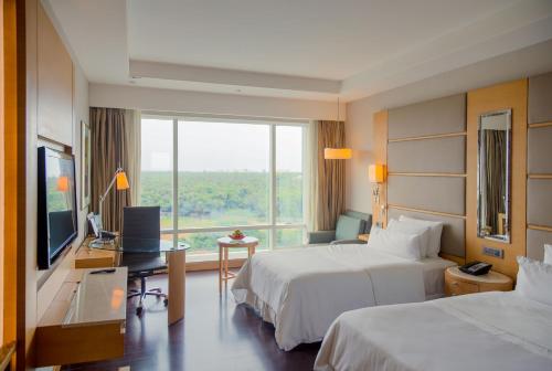 TV a/nebo společenská místnost v ubytování The Westin Chennai Velachery