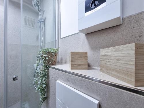 een badkamer met een douche en een glazen deur bij Alpha Apartments in Dortmund