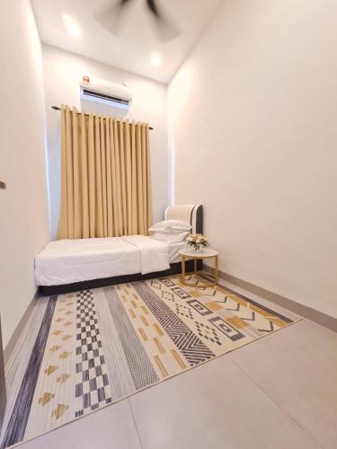 Cette chambre comprend un lit et un tapis en damier. dans l'établissement One Sweet Homestay Kulim Hi-Tech utk Msliim shj, à Kulim