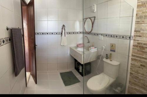 Bilik mandi di Chalé Aconchego
