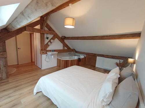 um quarto com uma cama branca e um lavatório em L'Escale Buissonnière - Cosy and quiet house em Rochefort