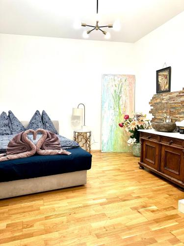 een slaapkamer met een bed en een houten vloer bij City center Apartment in Wenen