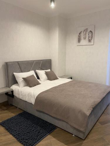 ein Schlafzimmer mit einem großen Bett in einem Zimmer in der Unterkunft Gallery Elit Hotel in Dunaivtsi