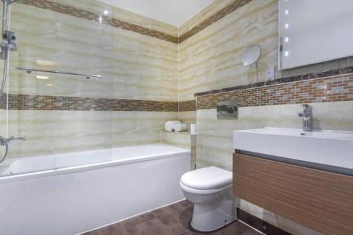 een badkamer met een toilet, een bad en een wastafel bij Spacious 2-Bed Apartment in Oxford in Oxford
