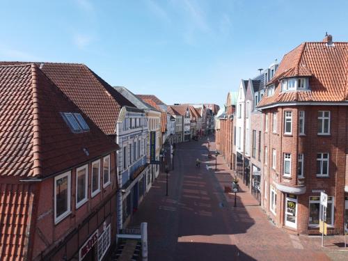 an empty street in a city with buildings at Apartmenthaus Buxtehude St -Petri-Platz Apt 4 in Buxtehude