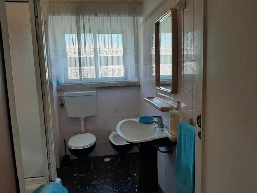阿爾馬達的住宿－Mary Apartments，一间带卫生间、水槽和镜子的浴室