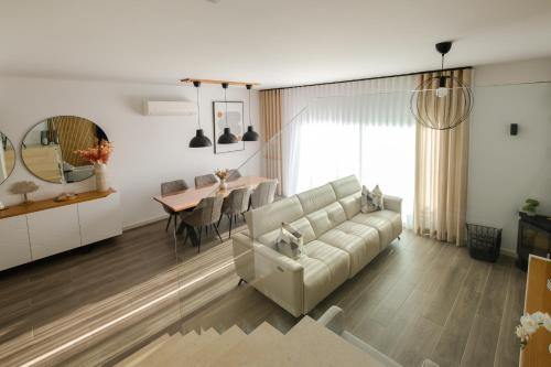Posezení v ubytování White Lux Residence in Sesimbra with Pool - holiday home