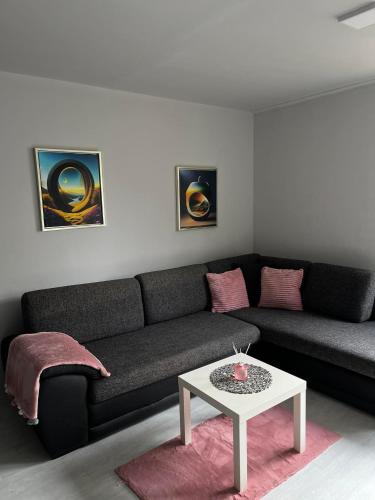 sala de estar con sofá y mesa en Apartment Aria, en Skopje