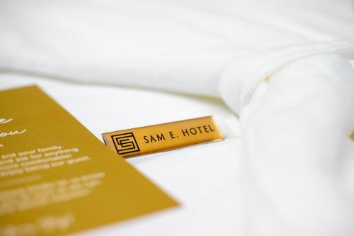 Postel nebo postele na pokoji v ubytování SAM E Hotel Bangkok Sathorn