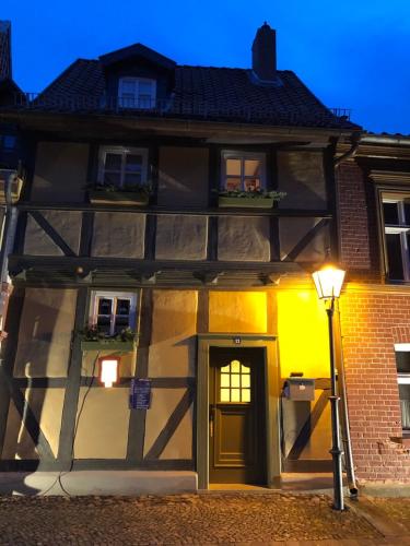 a building with a door and a street light at Mittelalterdomizil mit Balkon und Parkplätzen in Quedlinburg