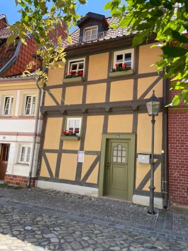 a building with a green door on a street at Mittelalterdomizil mit Balkon und Parkplätzen in Quedlinburg
