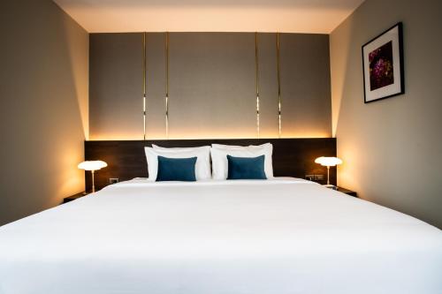 Postel nebo postele na pokoji v ubytování SAM E Hotel Bangkok Sathorn