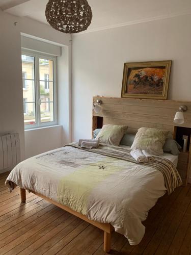 una camera con un grande letto di Au coeur d'Argentan ad Argentan