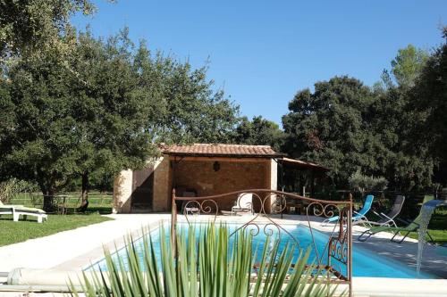 une piscine avec une maison et un bâtiment dans l'établissement Coin de paradis en Provence, à Saint-Cannat