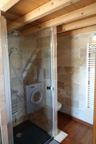 une salle de bain avec douche et toilettes dans une chambre dans l'établissement Coin de paradis en Provence, à Saint-Cannat