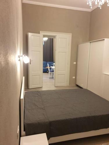 a bedroom with a large bed in a room at Apartament ultracentral. in Arad