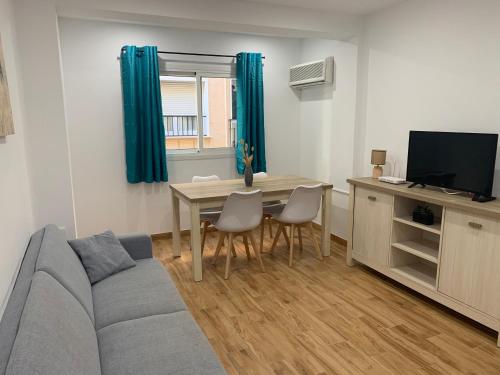 Central & renovated 3-bedroom flat