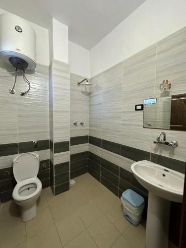 een badkamer met een toilet en een wastafel bij Seven Heaven Hotel And Diving Center in Dahab