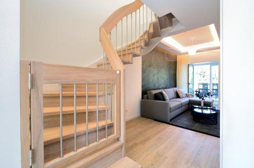 una sala de estar con una escalera de caracol en una casa en FeWo Prora - Gooddays en Binz