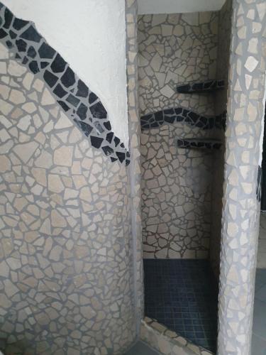 y baño con ducha y azulejos de mosaico. en Ferienwohnung Mühlenhof en Duderstadt