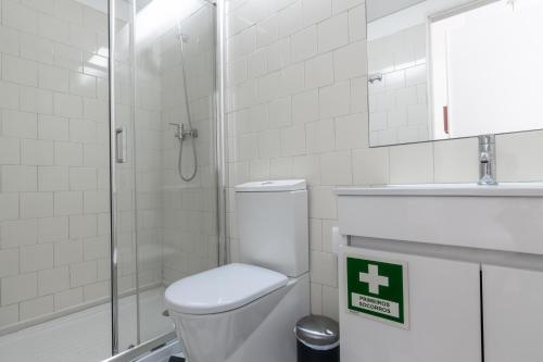 uma casa de banho com um chuveiro, um WC e um lavatório. em Studio Sta no Porto