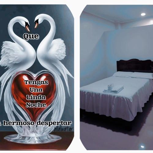HOTEL AMAZON DELUXE في جيان: اثنين من البجعات البيضاء تقف بجانب سرير