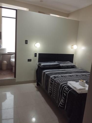 En eller flere senge i et værelse på HOTEL AMAZON DELUXE