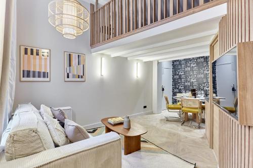 un salon avec un canapé et une table dans l'établissement Apartment Batignolle Montmartre by Studio prestige, à Paris