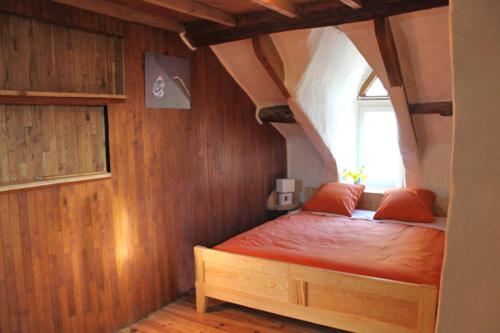 une chambre avec un lit dans une pièce avec une fenêtre dans l'établissement les 3 mesanges, à Florac Trois Riviere