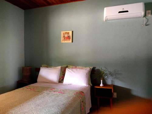 1 dormitorio con 1 cama y aire acondicionado en Chalé Seychelles, en Barra Grande