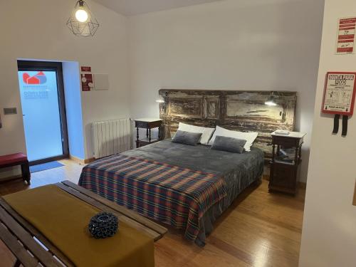 een slaapkamer met een groot bed en een tafel bij Casa das Raposas in Zambujal