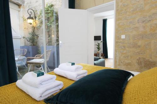 une pile de serviettes posée sur un lit dans l'établissement Stay in Sarlat - Suite Sarlovèze, à Sarlat-la-Canéda