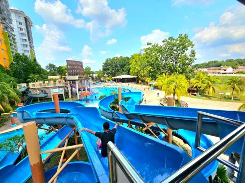 マラッカにあるMelaka BY LG Water Themepark & Resort Melaka By GGMのリゾート内のウォーターパークの滑り台