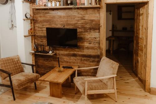 TV a/nebo společenská místnost v ubytování Uzivancija