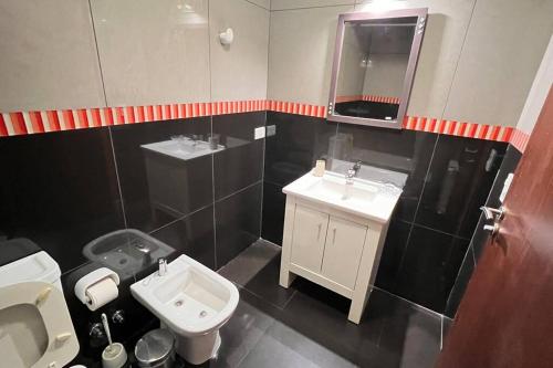 Et badeværelse på Downtown Apartment