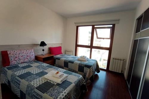 En eller flere senge i et værelse på Downtown Apartment