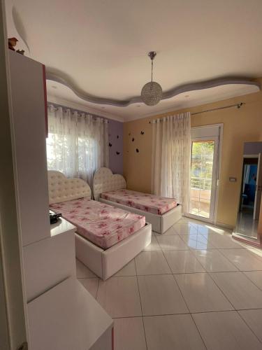een slaapkamer met 2 bedden en een raam bij Dervishi’s apartment 