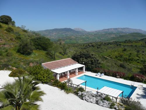uma vista aérea de uma villa com piscina em A Dream in Beauty and Tranquility em Almogía
