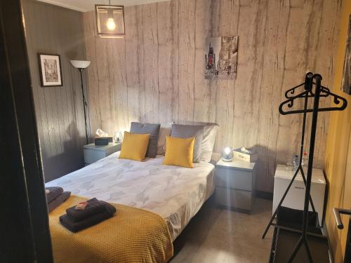 um quarto com uma cama com almofadas amarelas em My bedroom em Spa