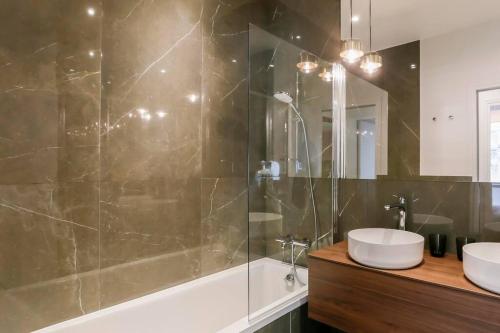 une salle de bain avec une baignoire, un lavabo et une douche dans l'établissement Modern 2 bedrooms near Louvre, à Paris