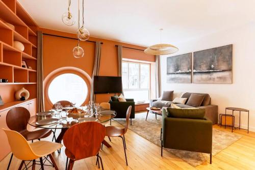 un salon avec une table et un canapé dans l'établissement Modern 2 bedrooms near Louvre, à Paris