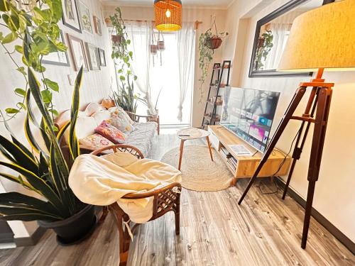 a living room with a couch and a tv at departamento encantador céntrico con balcon in Lima