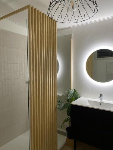 une salle de bain avec un lavabo et un miroir dans l'établissement Domaine Font Castel - Gîte Wavre, à Béziers