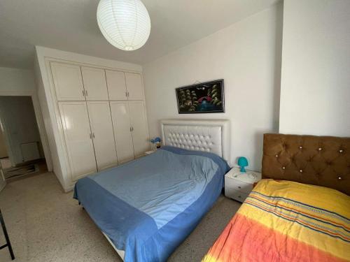 a bedroom with a bed and a bed sqor at Ahlem palmeraies résidence in La Marsa