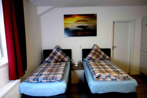 Ein Bett oder Betten in einem Zimmer der Unterkunft Speedys Gästehaus