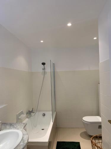 Ванная комната в Cozy Beachside Apartment in Cros de Cagnes - Luna