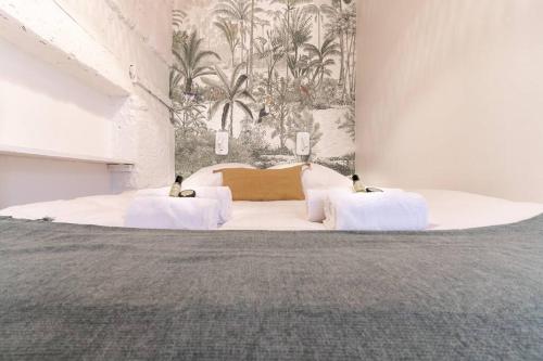 - une chambre avec un grand lit blanc et des oreillers blancs dans l'établissement Luxe - dream Location - for 2 pp, à Paris