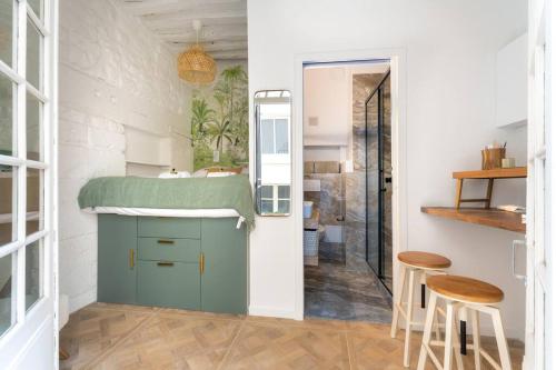 La salle de bains est pourvue d'un lavabo et d'un comptoir avec deux tabourets. dans l'établissement Luxe - dream Location - for 2 pp, à Paris