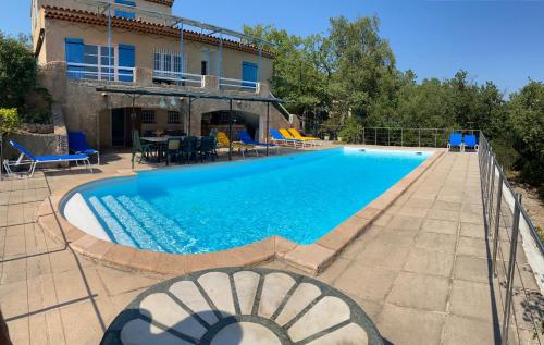 una piscina frente a una casa en Villa Le Sommet - Vidauban, en Vidauban